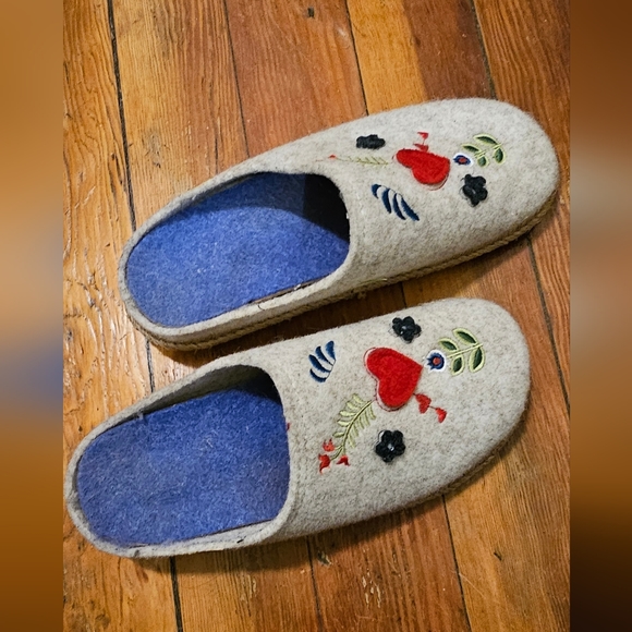 Clog-style Felt Slipper - Picture 2 of 6